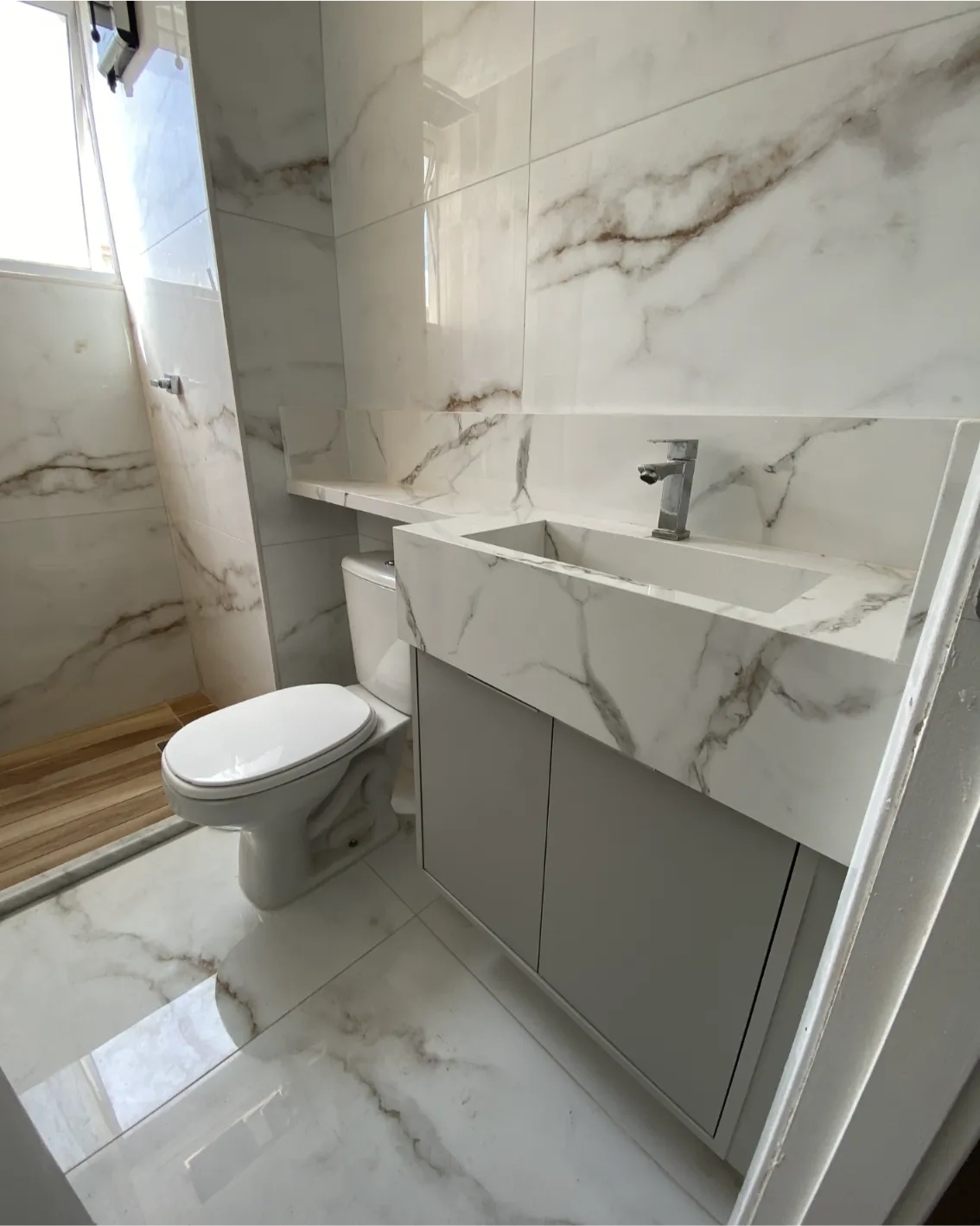 Banheiro planejado elegante com acabamento claro