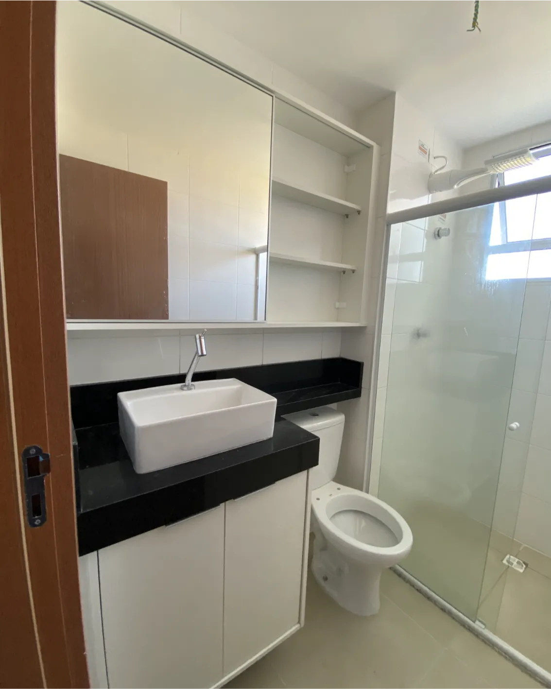 Banheiro planejado elegante com acabamento claro