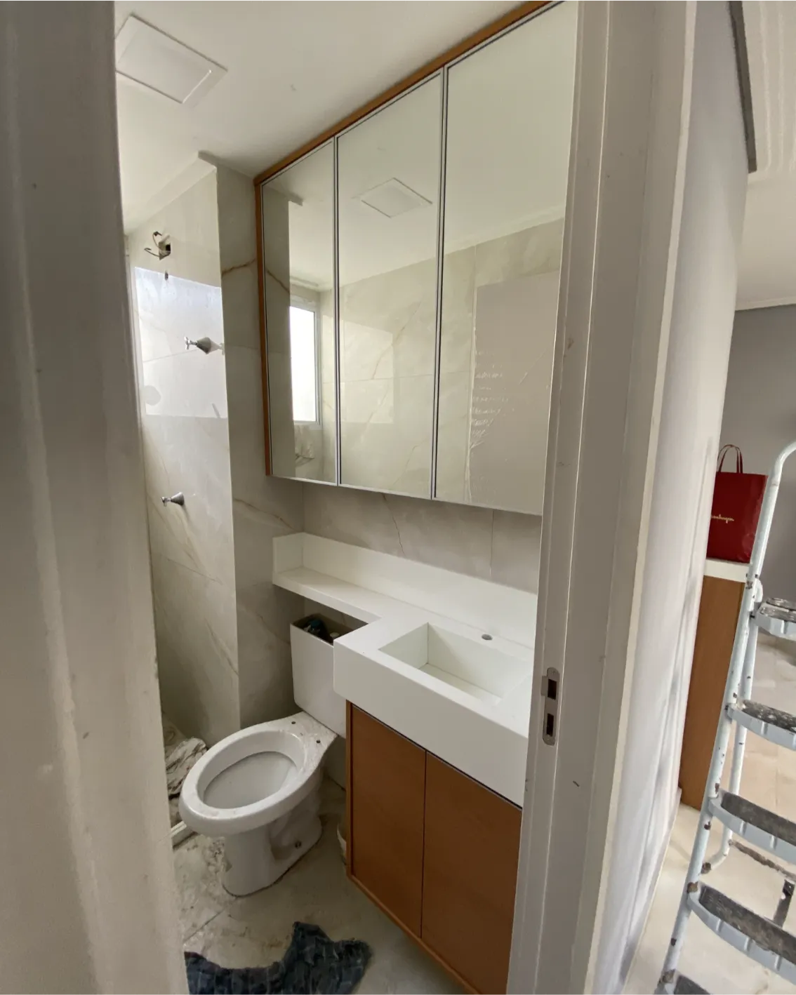 Banheiro planejado elegante com acabamento claro