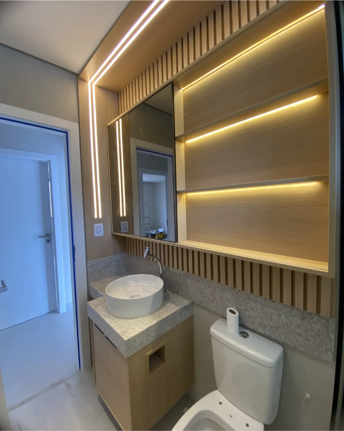 Banheiro planejado elegante com acabamento claro