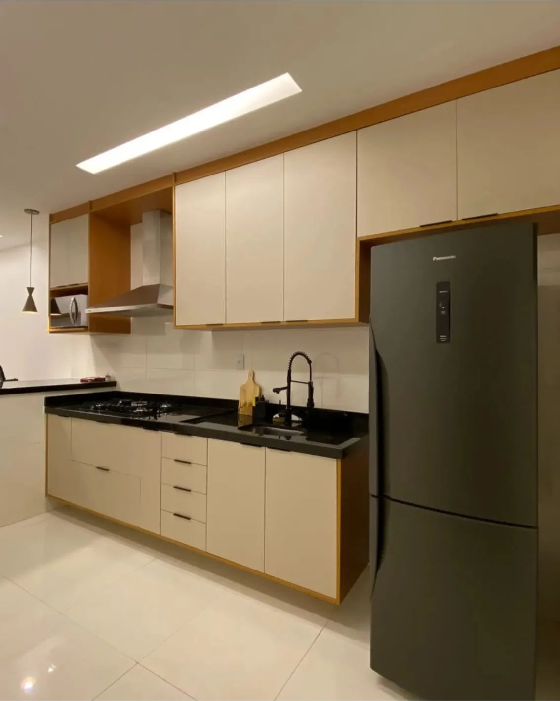 Cozinha planejada compacta com marcenaria funcional