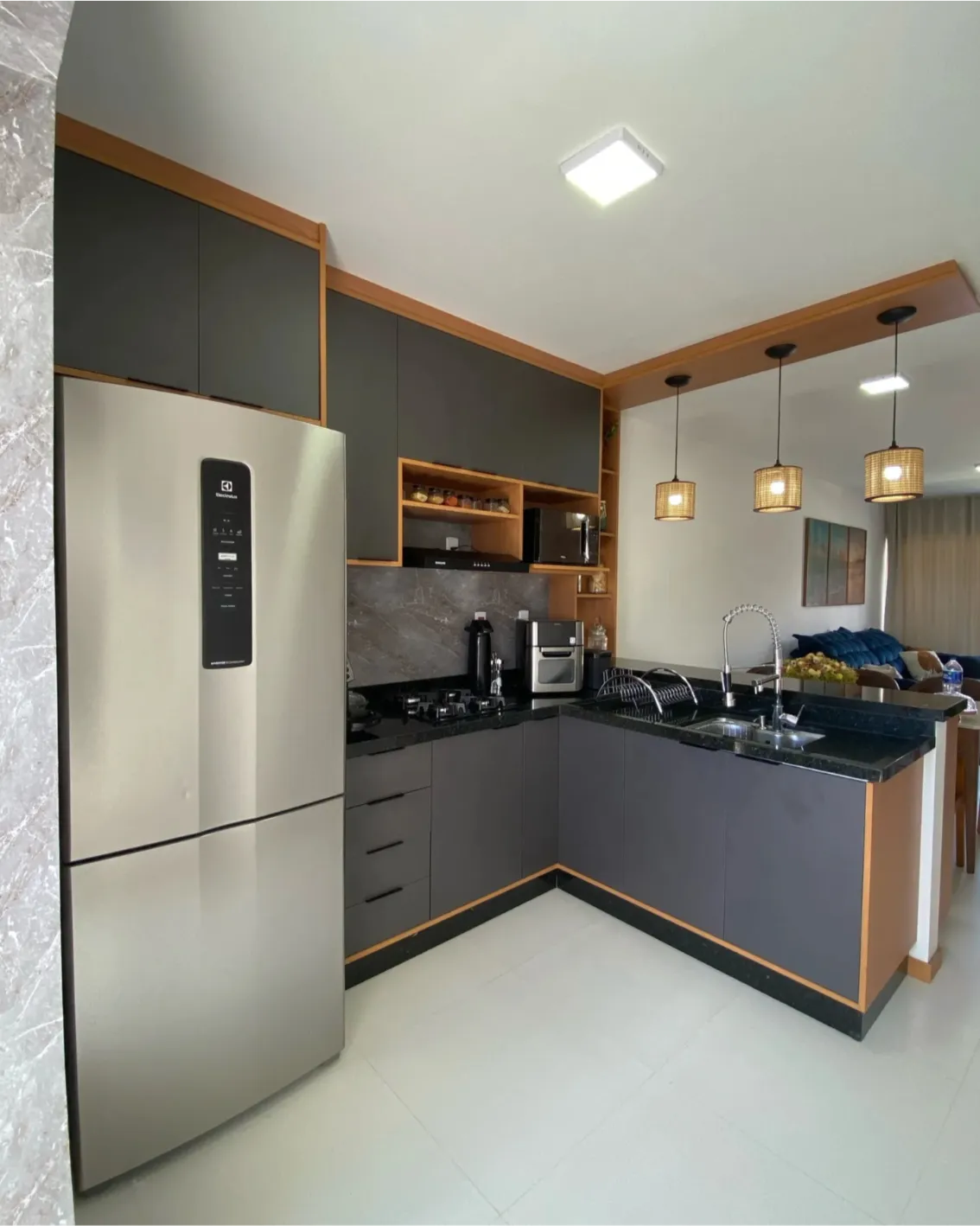 Cozinha planejada contemporânea com acabamento sofisticado