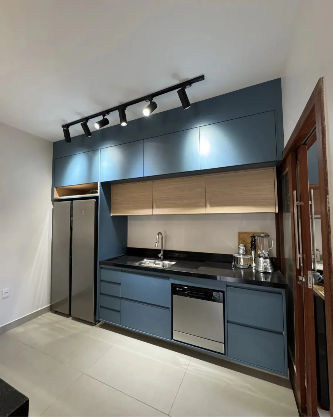 Cozinha planejada contemporânea com acabamento sofisticado