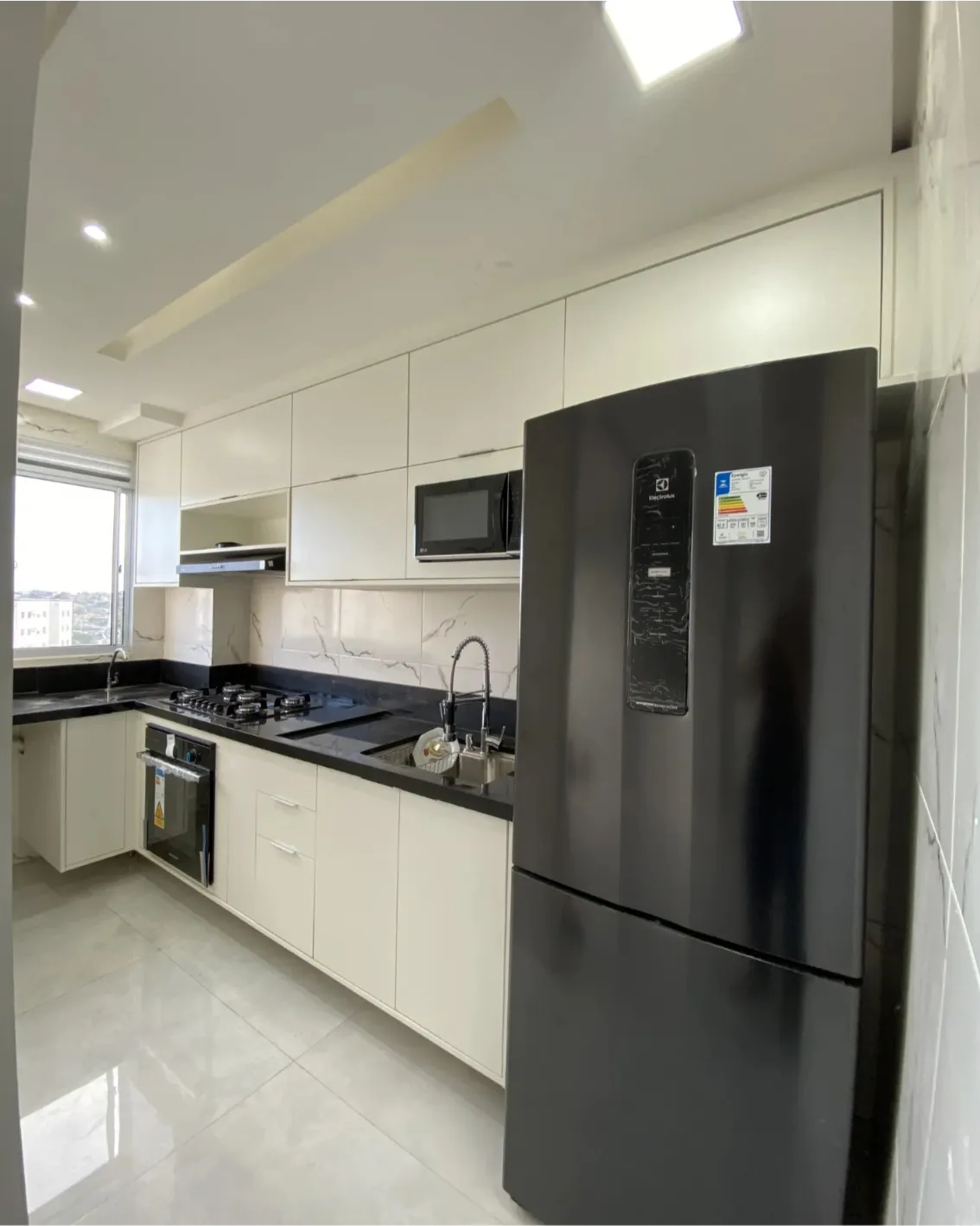 Cozinha planejada contemporânea com acabamento sofisticado