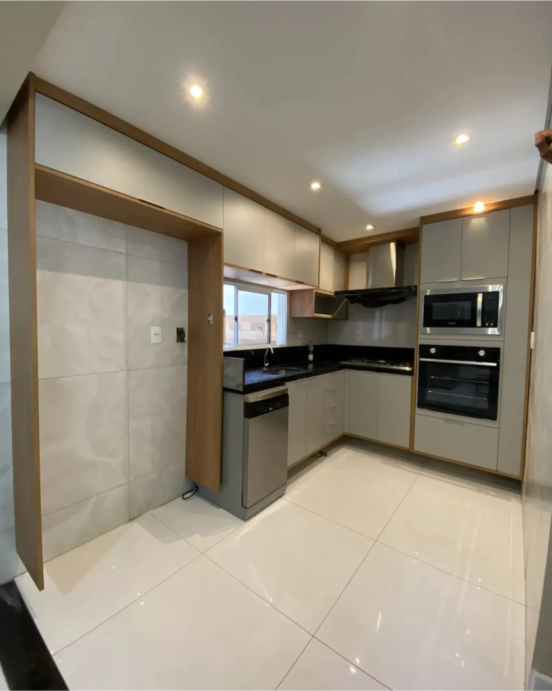 Cozinha planejada contemporânea com acabamento sofisticado