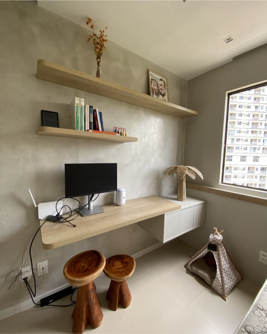 Quarto elegante com móveis planejados e acabamento premium