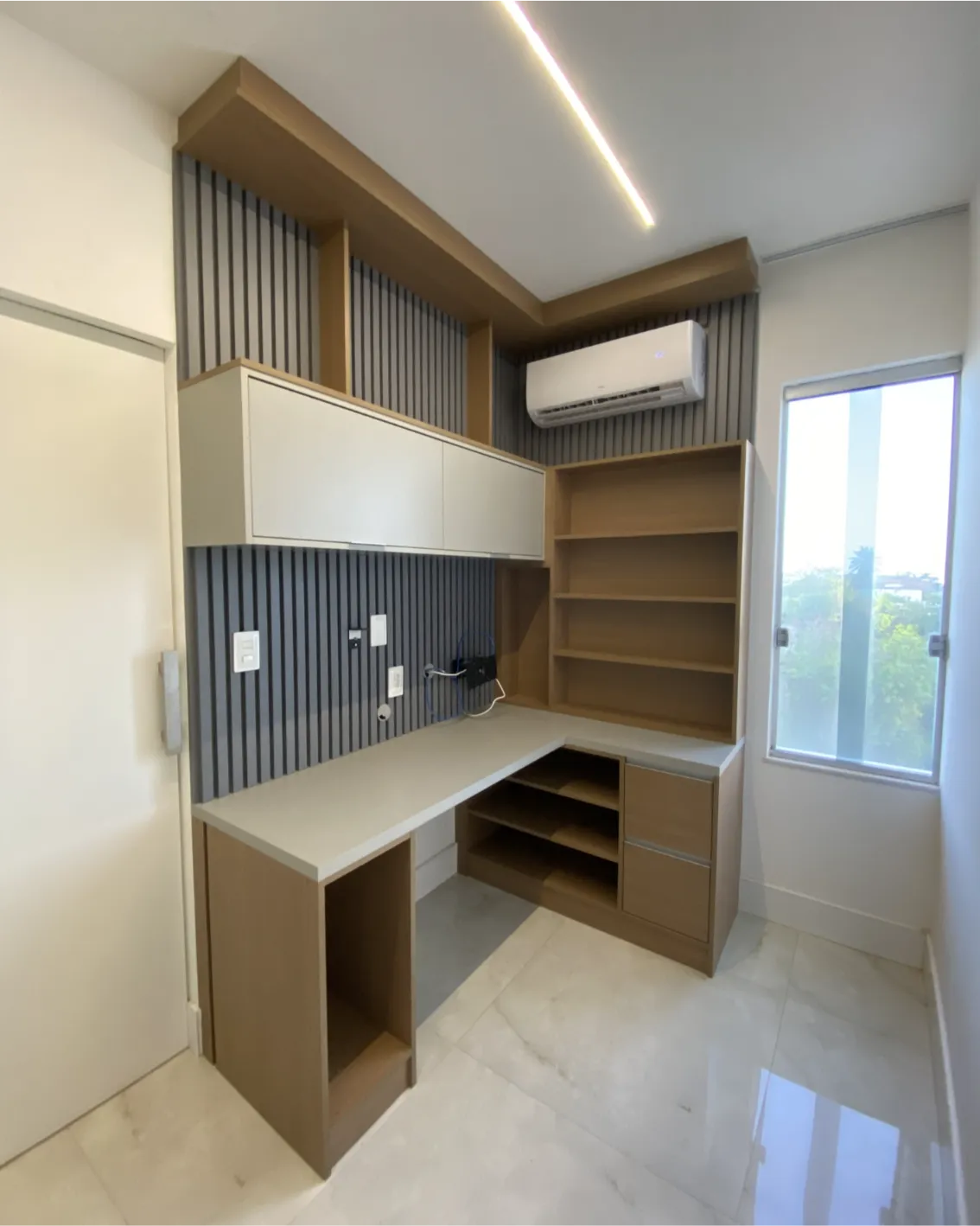 Quarto elegante com móveis planejados e acabamento premium