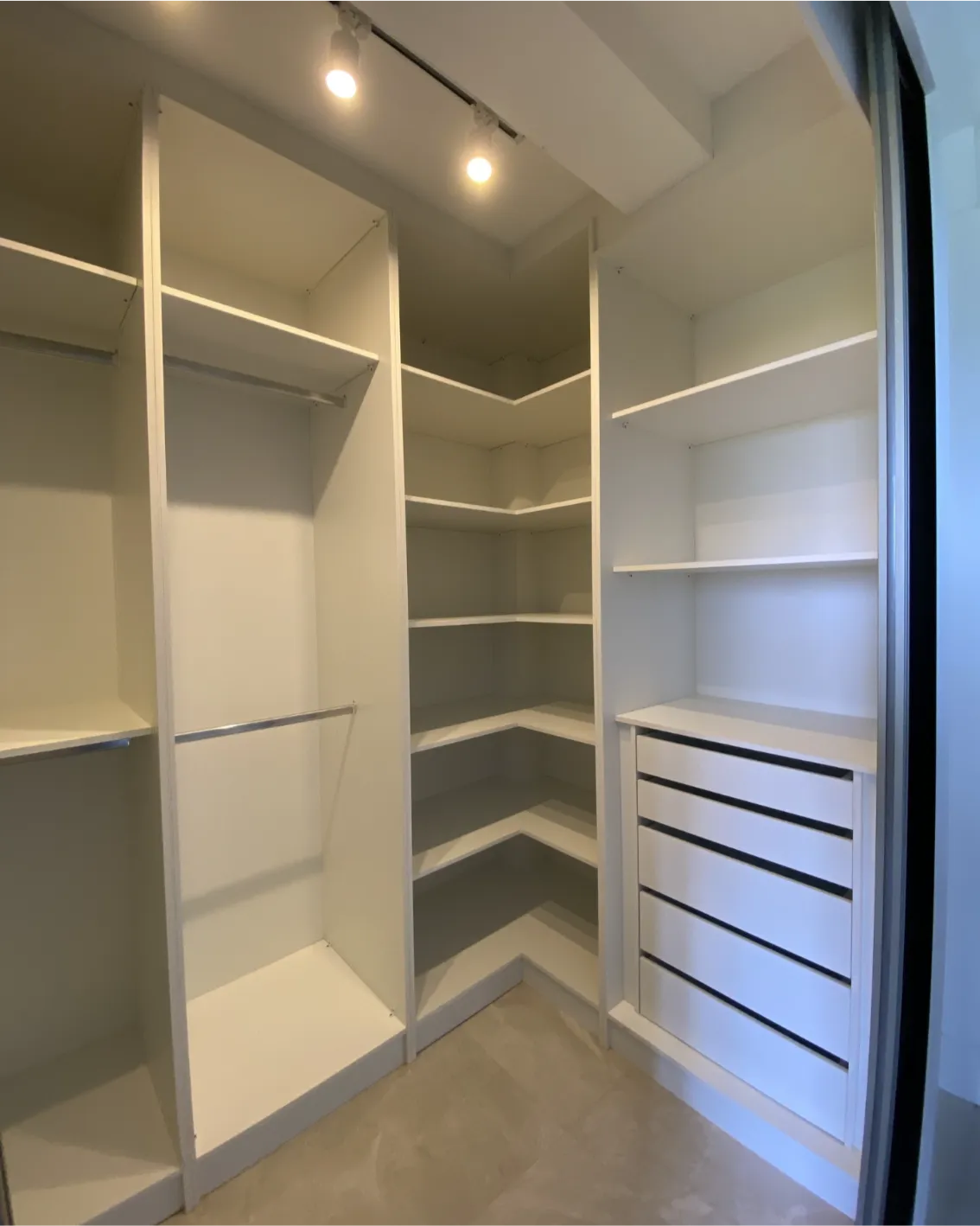 Quarto elegante com móveis planejados e acabamento premium