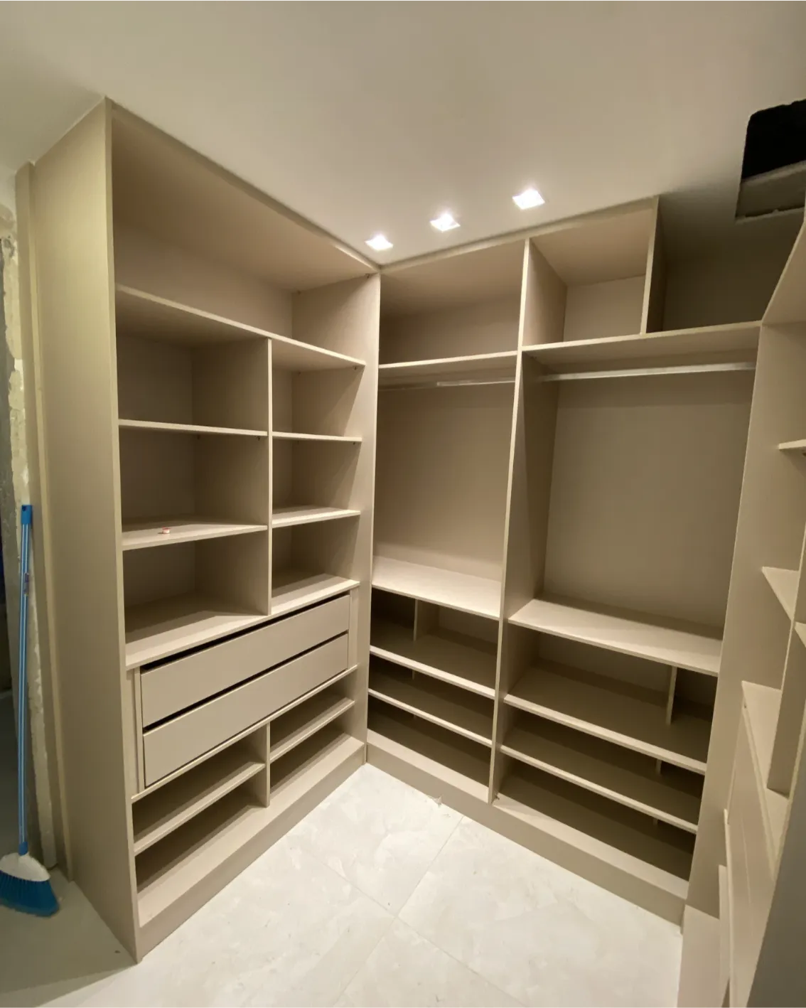 Quarto elegante com móveis planejados e acabamento premium
