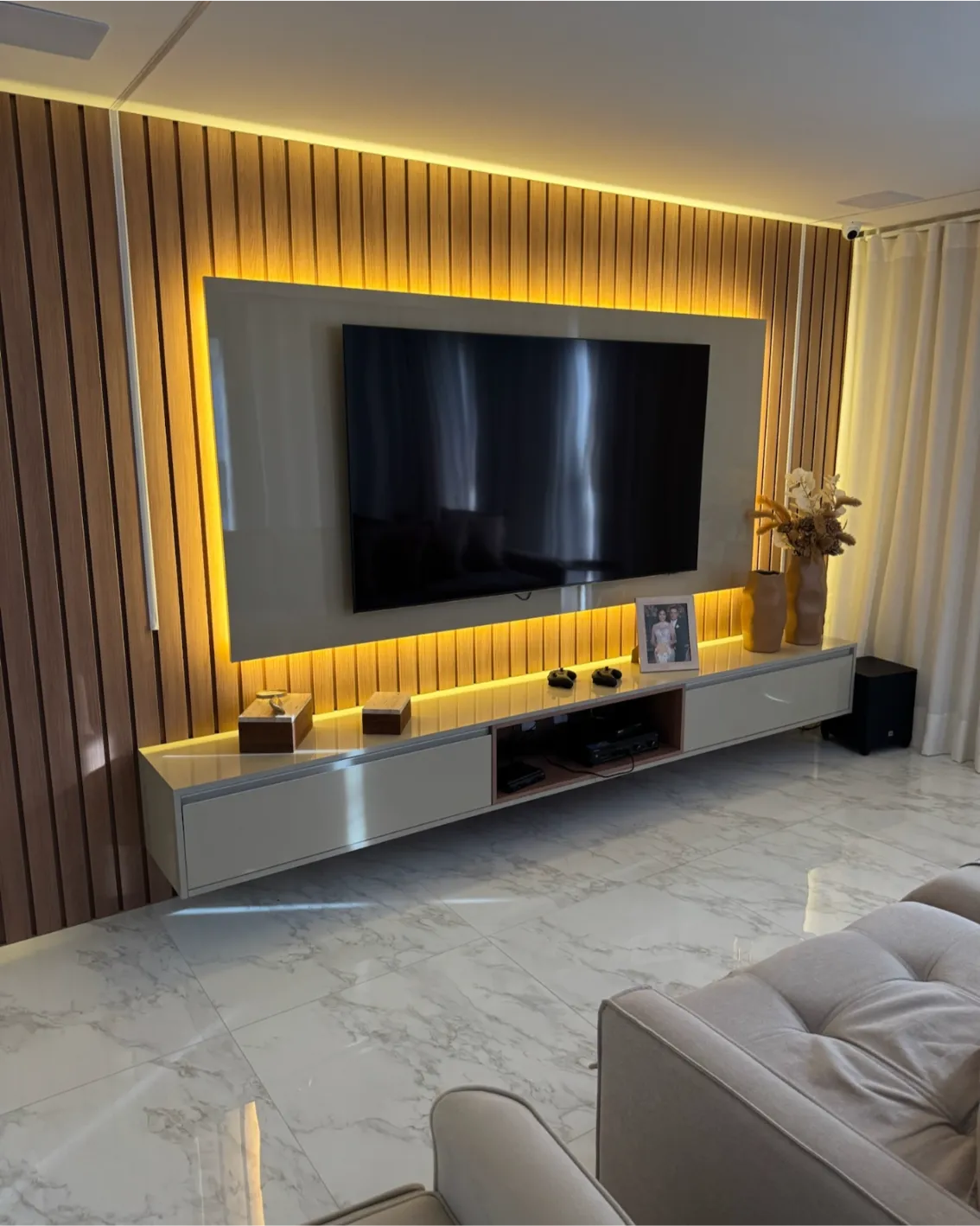 Sala elegante com móveis planejados e decoração premium