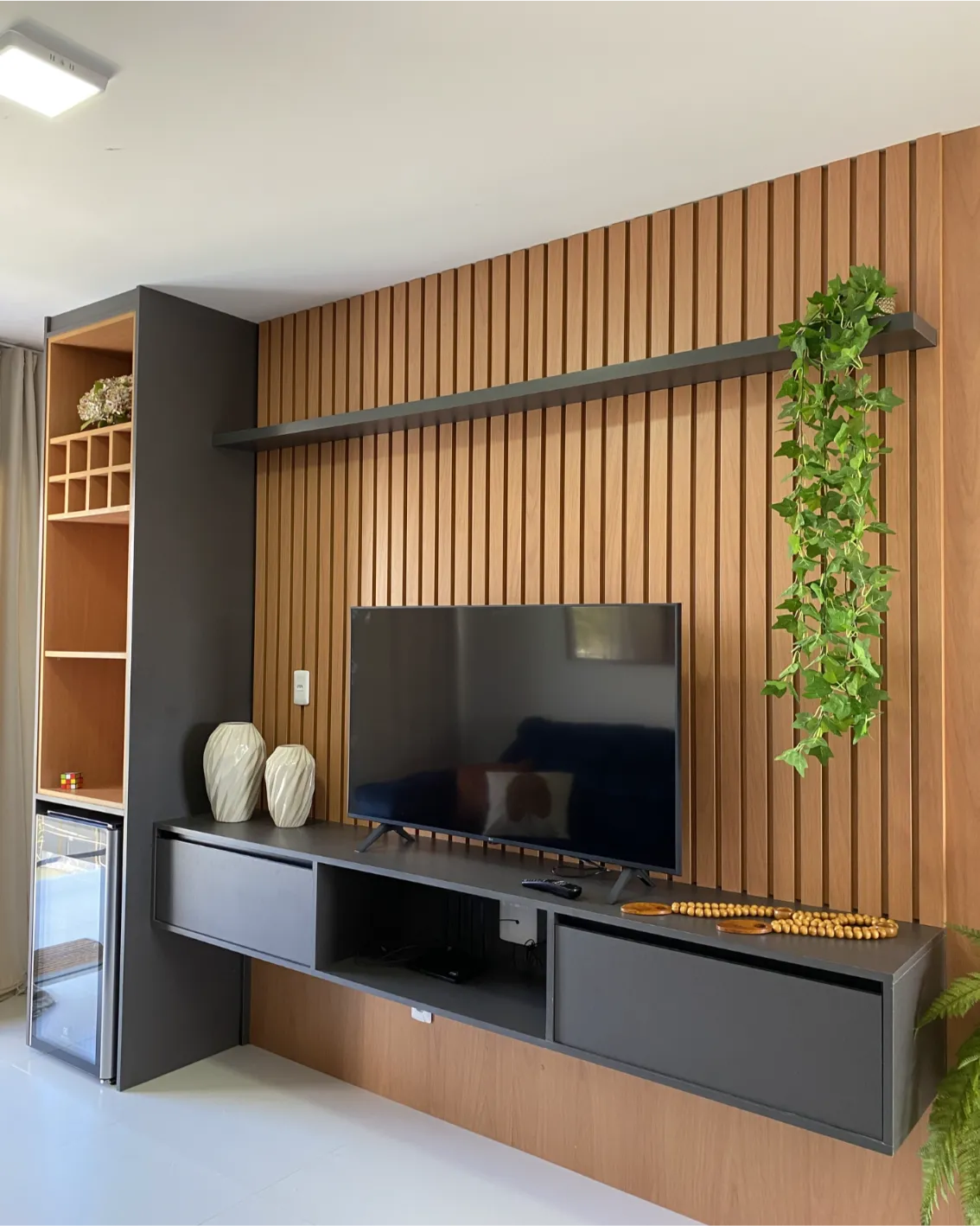 Sala planejada moderna com rack e painel funcional