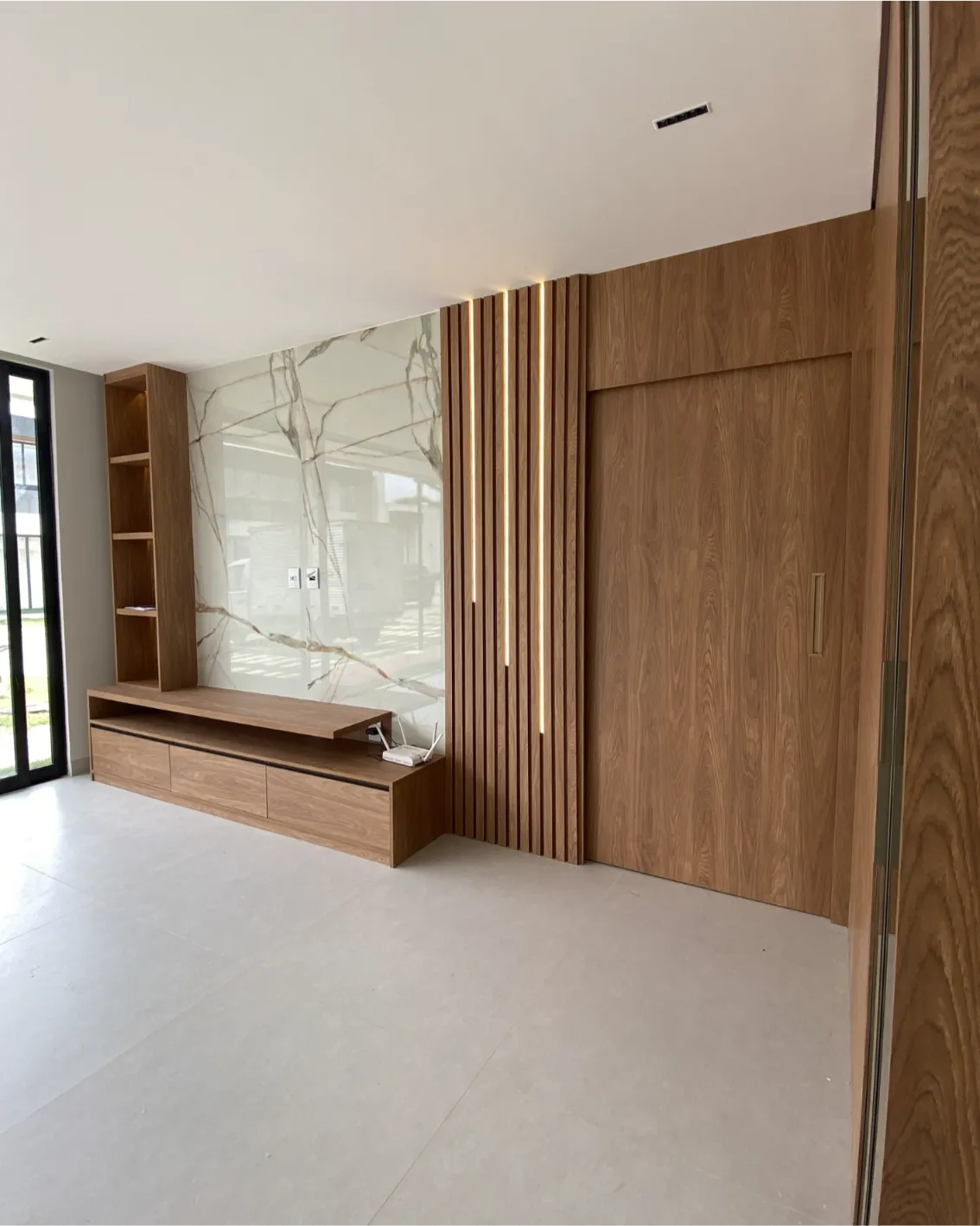 Sala planejada moderna com rack e painel funcional